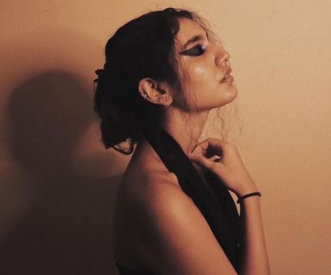 प्रिया प्रकाश वारियर की इन तस्वीरों पर फिदा हुए फैंस, ब्लैक स्मोकी आई मेअकप चर्चा में  